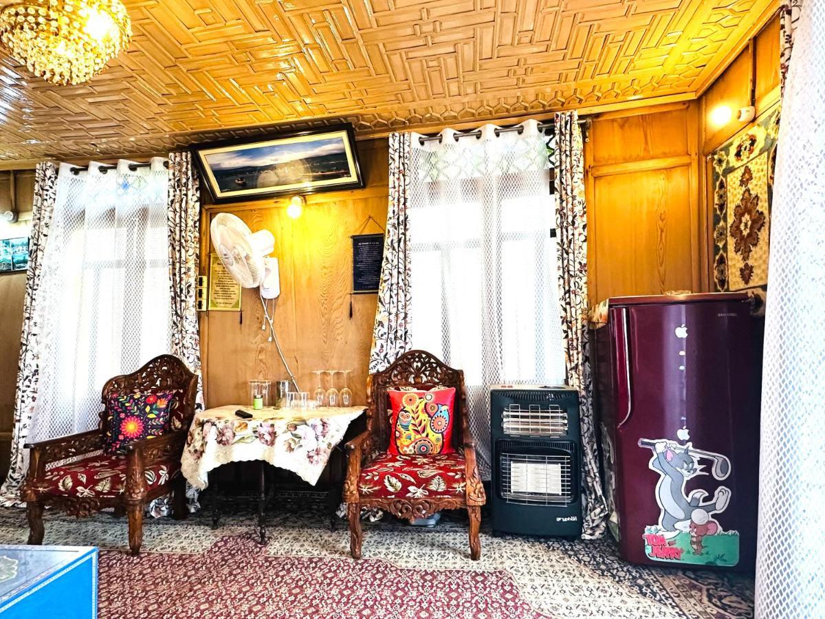 Houseboat New Retreat Group Bed and Breakfast Srīnagar Exterior foto