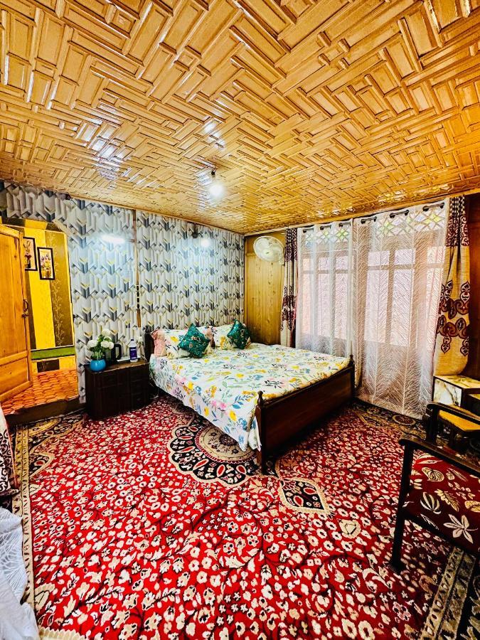 Houseboat New Retreat Group Bed and Breakfast Srīnagar Exterior foto