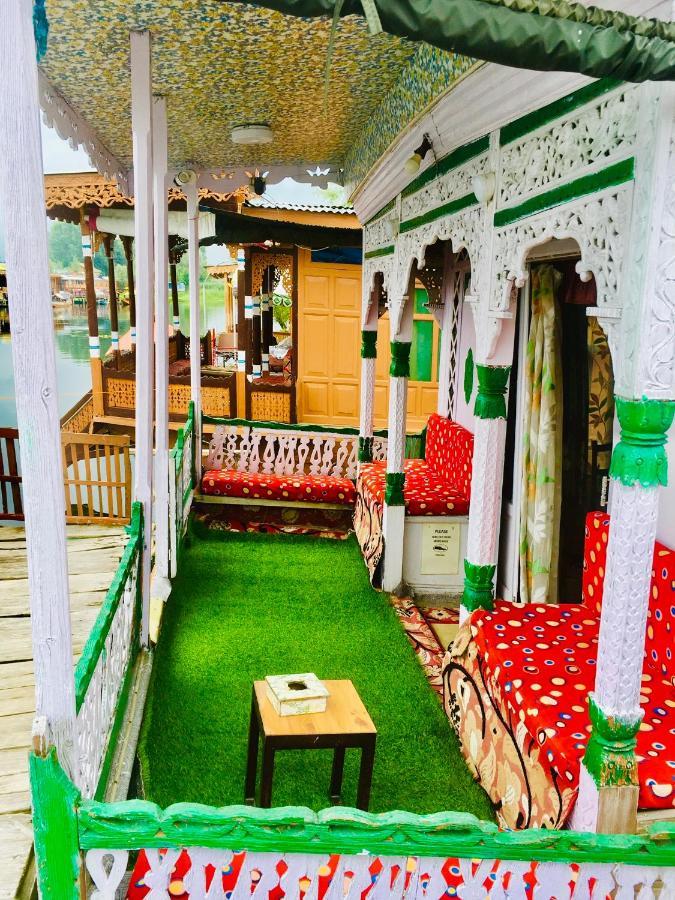 Houseboat New Retreat Group Bed and Breakfast Srīnagar Exterior foto