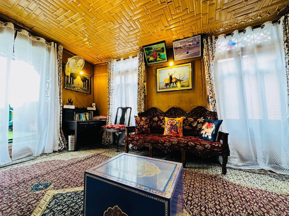 Houseboat New Retreat Group Bed and Breakfast Srīnagar Exterior foto